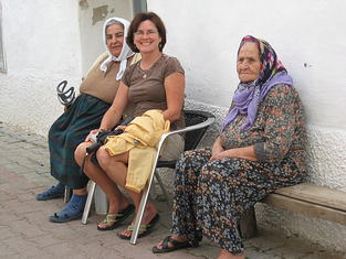 Dale Fox with 2 Turkish ladies at the market