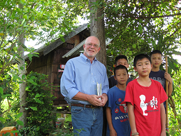 Randy LeGrant and 4 Thai orphans